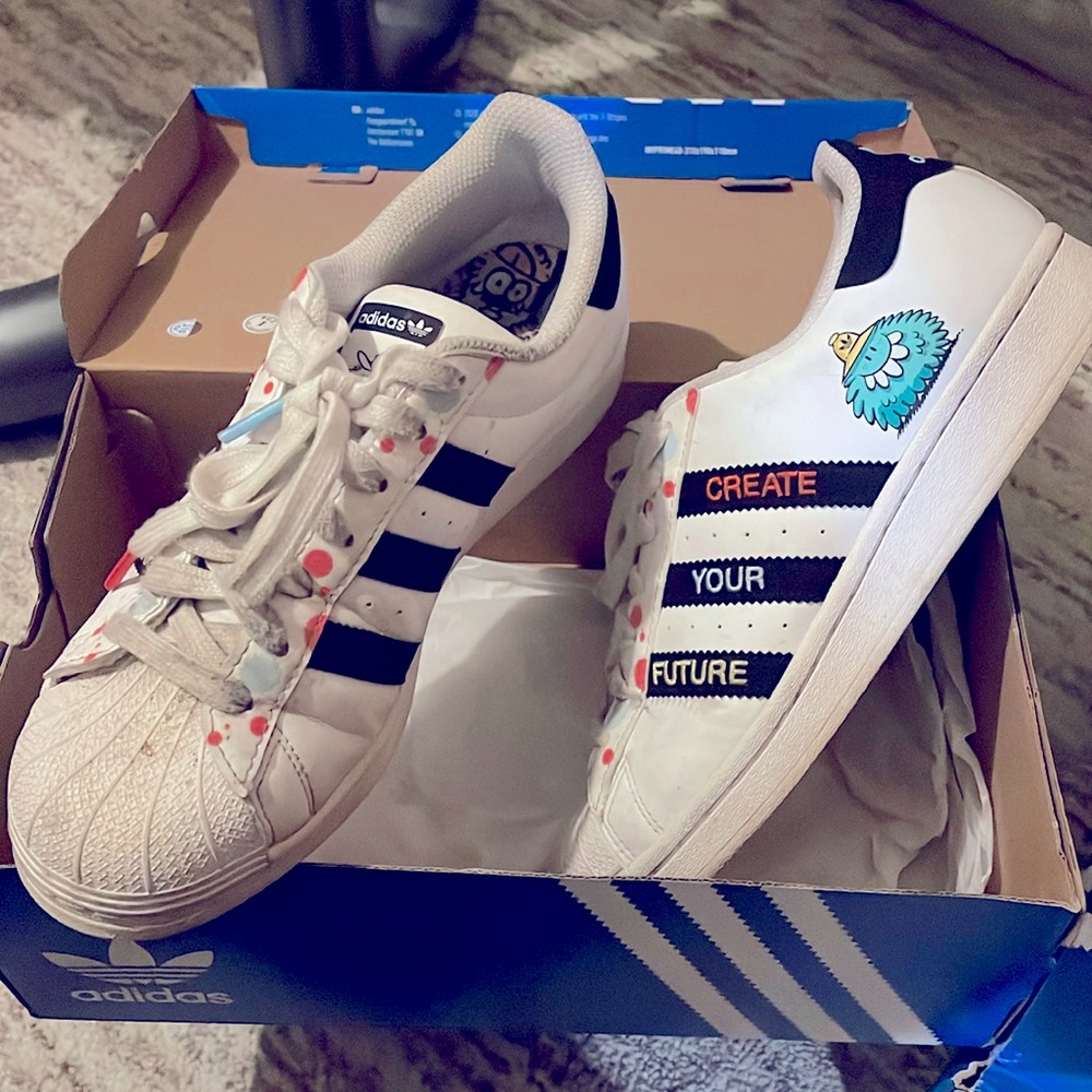 Size 7 super cute adidas shell top sneakers lightly used great condition